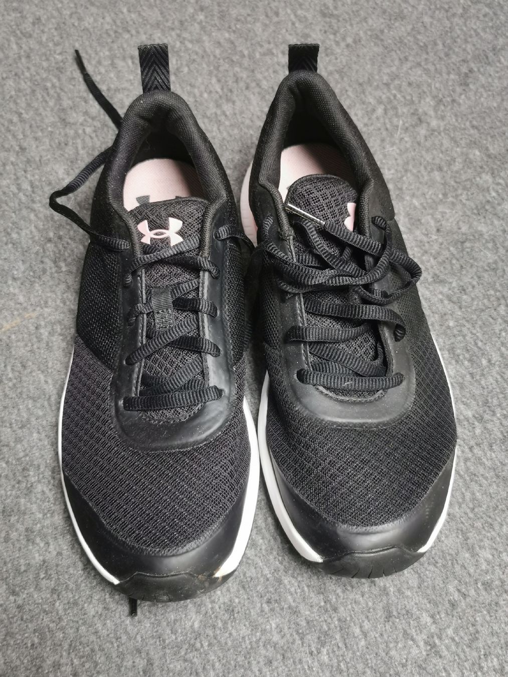 Under Armour Scarpe da donna: Under Armour, Noires/Roses, Taille 40.5, comme neuf! – Nuovo (secondo la descrizione) da Geneve venduto da Vtss00 1