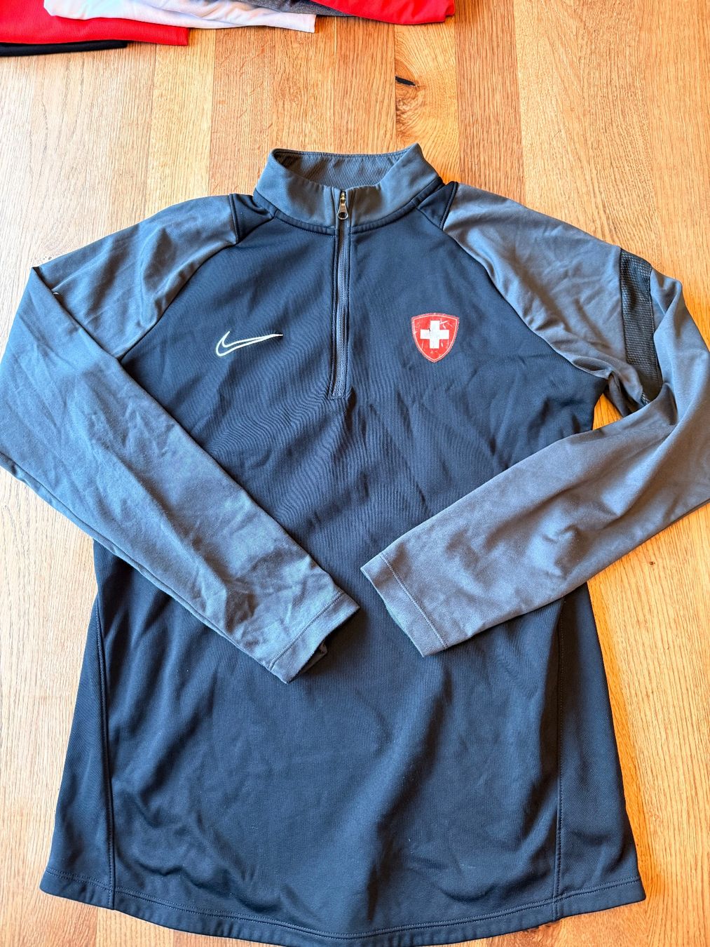 Nike Maglioni & Felpe: Nike Sport Pullover "Swiss Ice Hockey" – Usato da Ringgenberg BE venduto da MiBa16