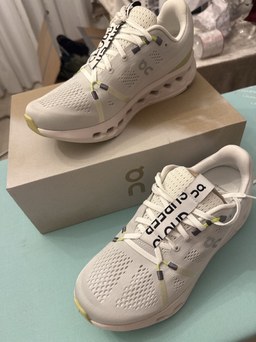 On Scarpe da uomo: On Cloudsurfer Laufschuh Weiss Grösse 41 neu – Nuovo e nell'imballaggio originale da Sirnach venduto da Gin_kobi02