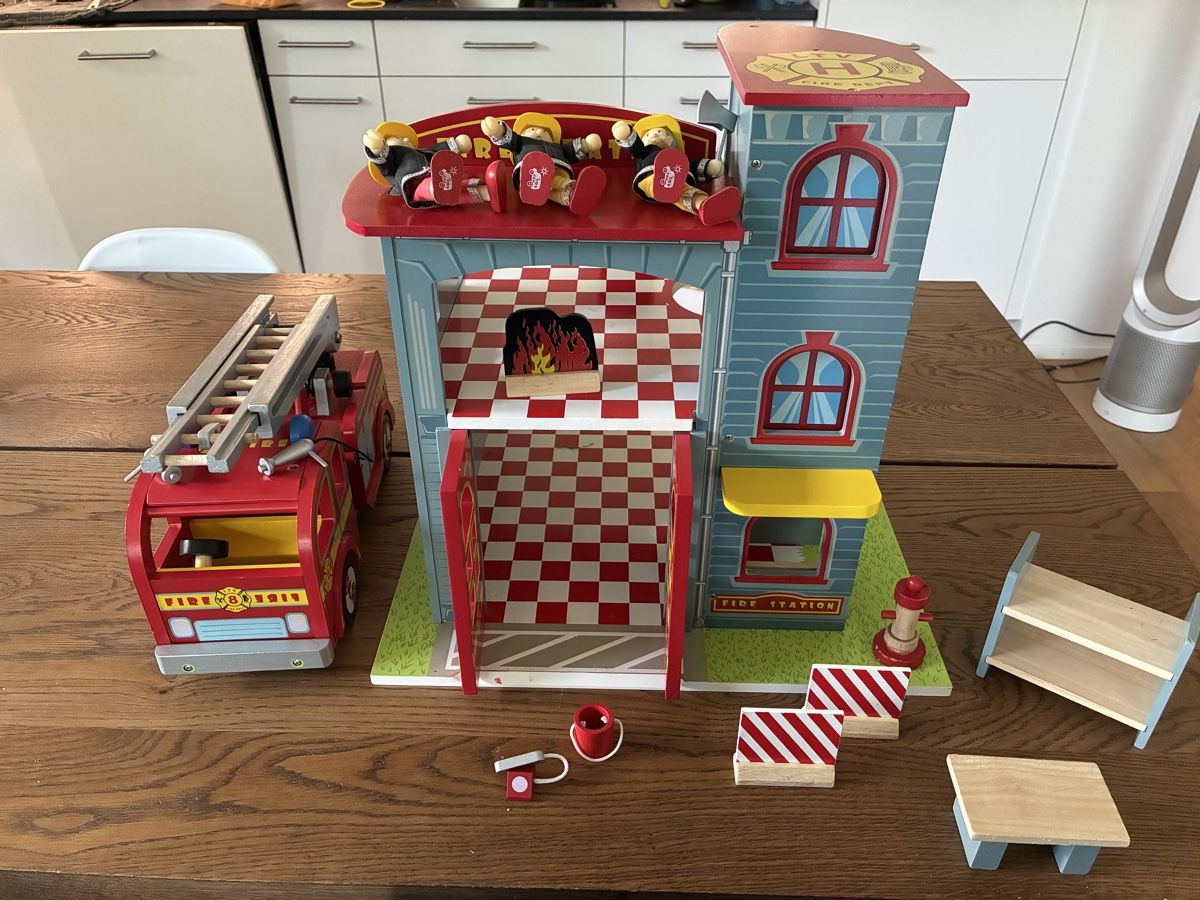 Spielhäuser: Feuerwehrstation mit Feuerwehrauto  – Gebraucht aus Saland von Francyherrera 1