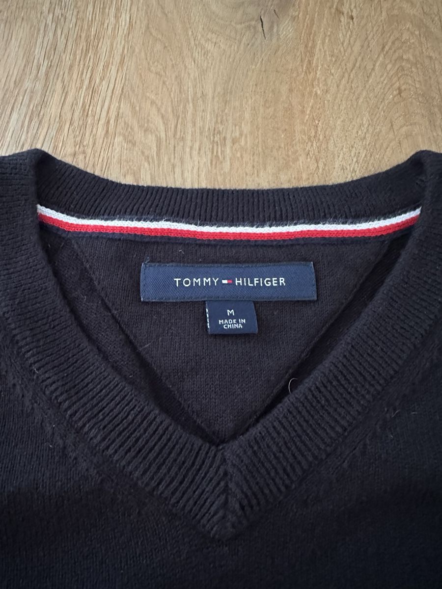 Tommy Hilfiger Maglioni & Felpe: Tommy Hilfiger Feinstrickpullover V-Ausschnitt Schwarz – Usato da Busswil BE venduto da verowo 2