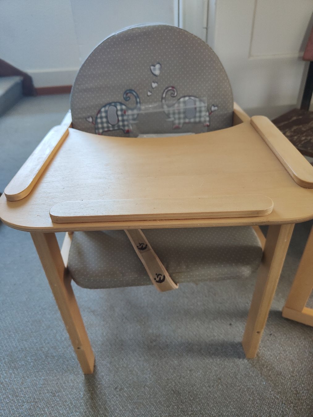 Set de table et chaises: Kinderstuhl+ Tisch  – D'occasion à Brugg AG par lut_zd56 2