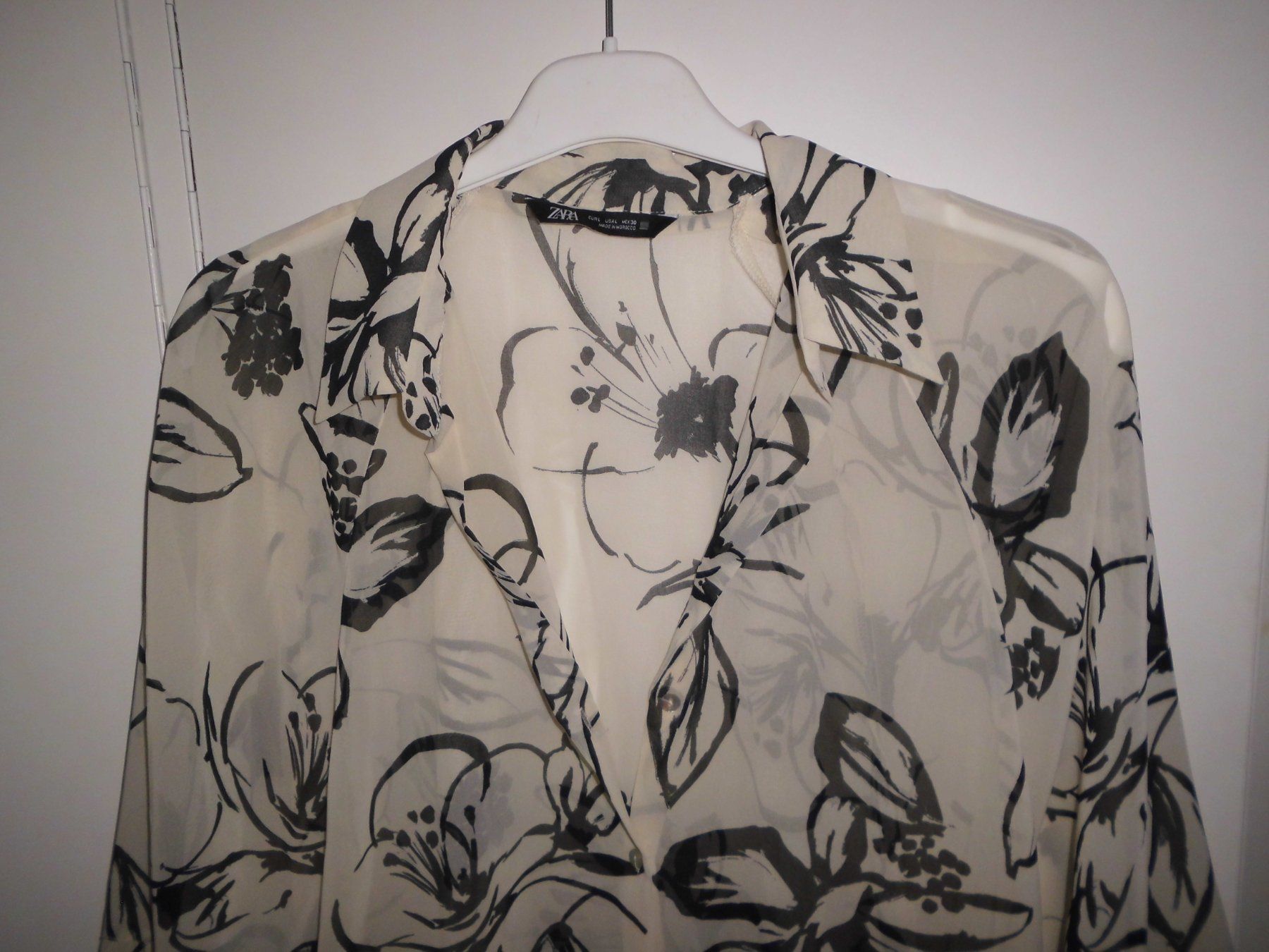 Zara Blusen: Blouse blanche/noire de Zara T. L – Neu (gemäss Beschreibung) aus Marin-Epagnier von Madja 1