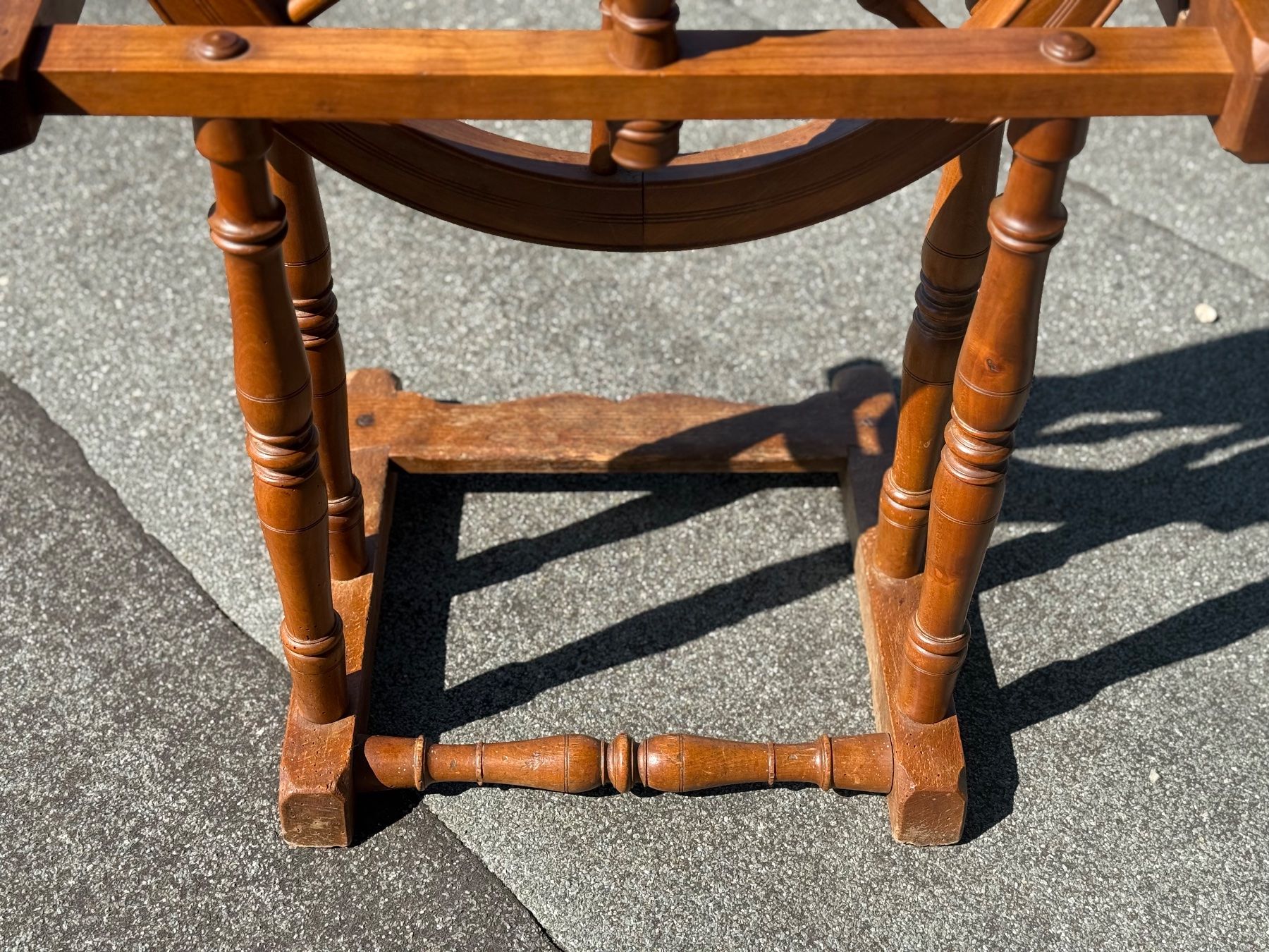 Spinnräder: Antikes Spinnrad aus Holz – Gebraucht aus Klingnau von Umweltklinik 8