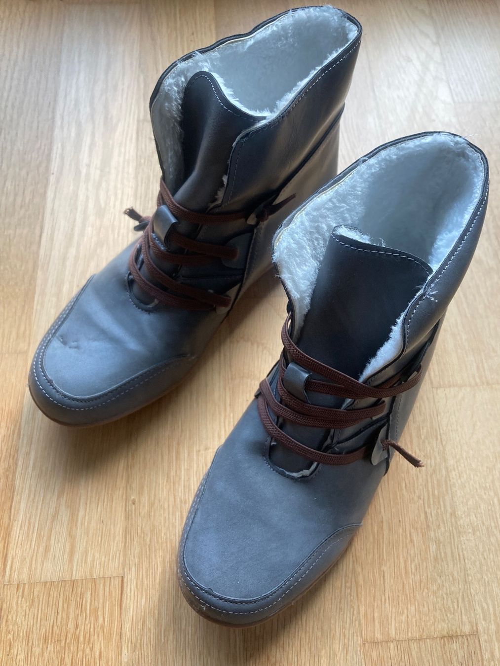 Scarpe da donna: Graue weiche Kunstlederstiefeletten – Nuovo (secondo la descrizione) da Zürich venduto da beckybron