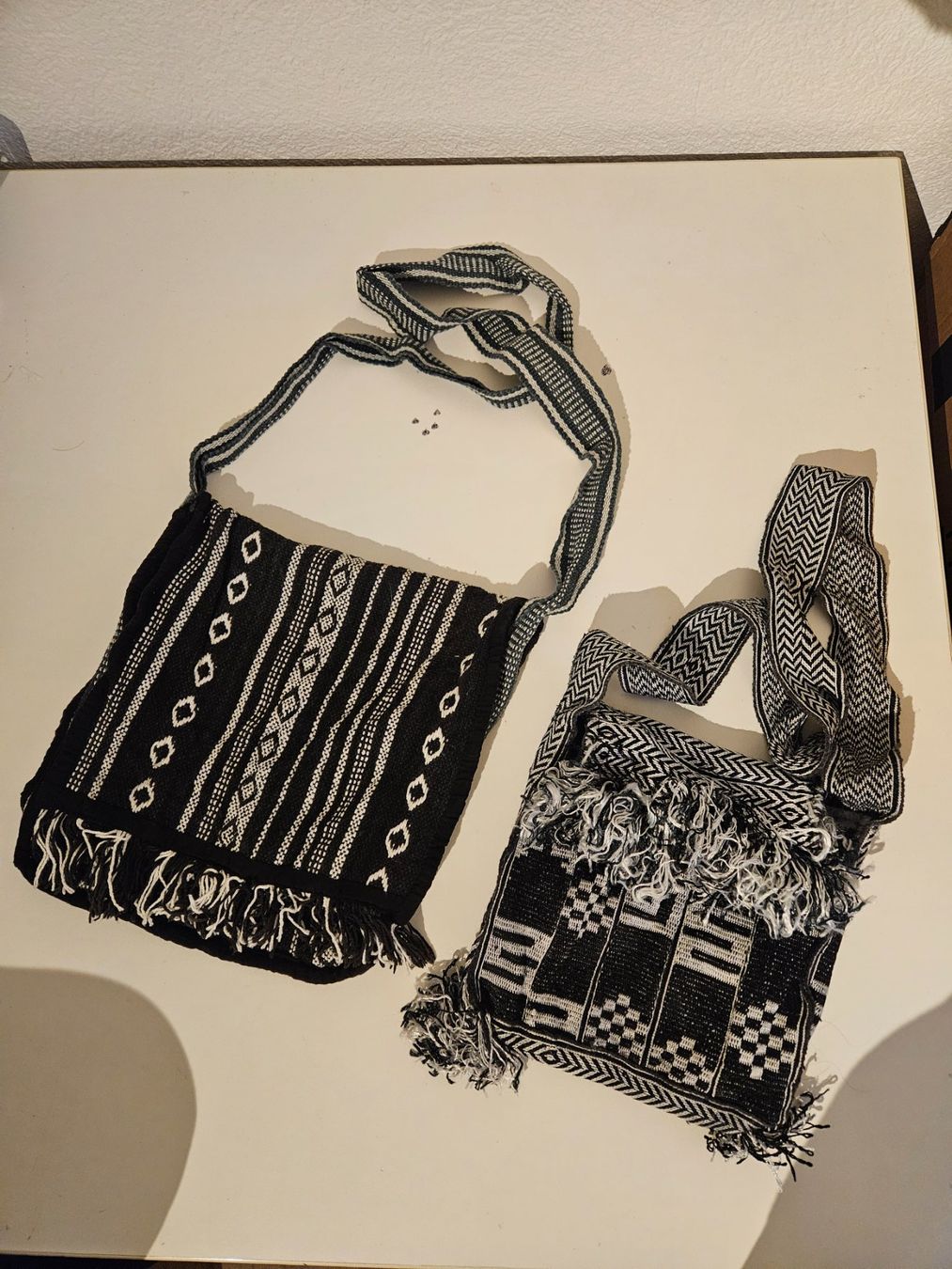 Taschen: 2 Umhängetaschen schwarz/weiss – Gebraucht aus Schaffhausen von sabrina915