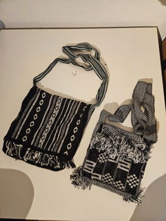 2 Umhängetaschen schwarz/weiss