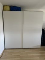 Kleiderschrank Innenausbau mit Tablaren und Schubladen weiss