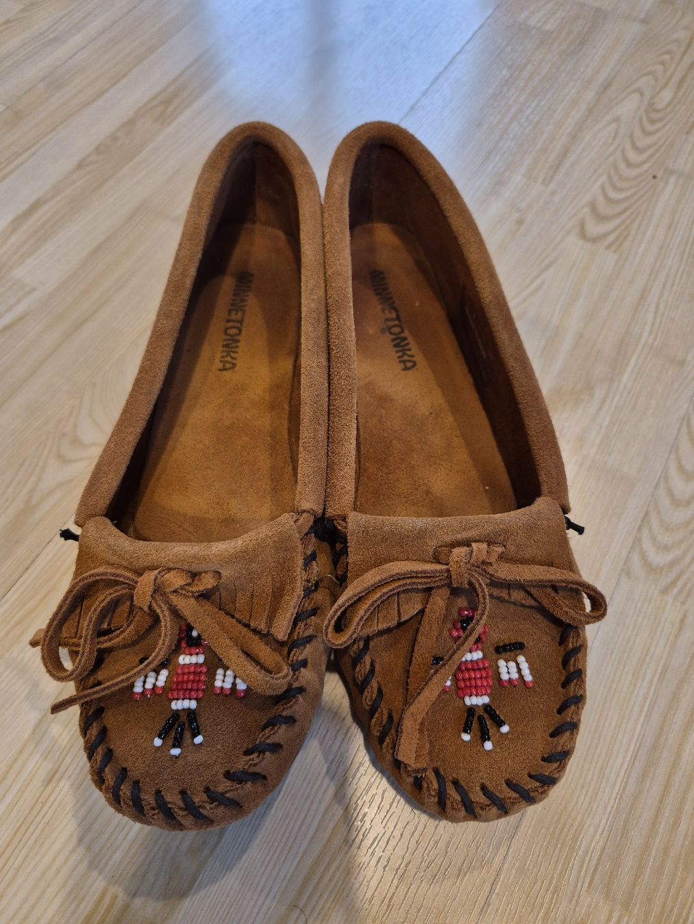 Herrenschuhe: Mocassins Minnetonka cuir marron décor perles taille 37 – Neu (gemäss Beschreibung) aus Delémont von fab_cpg5