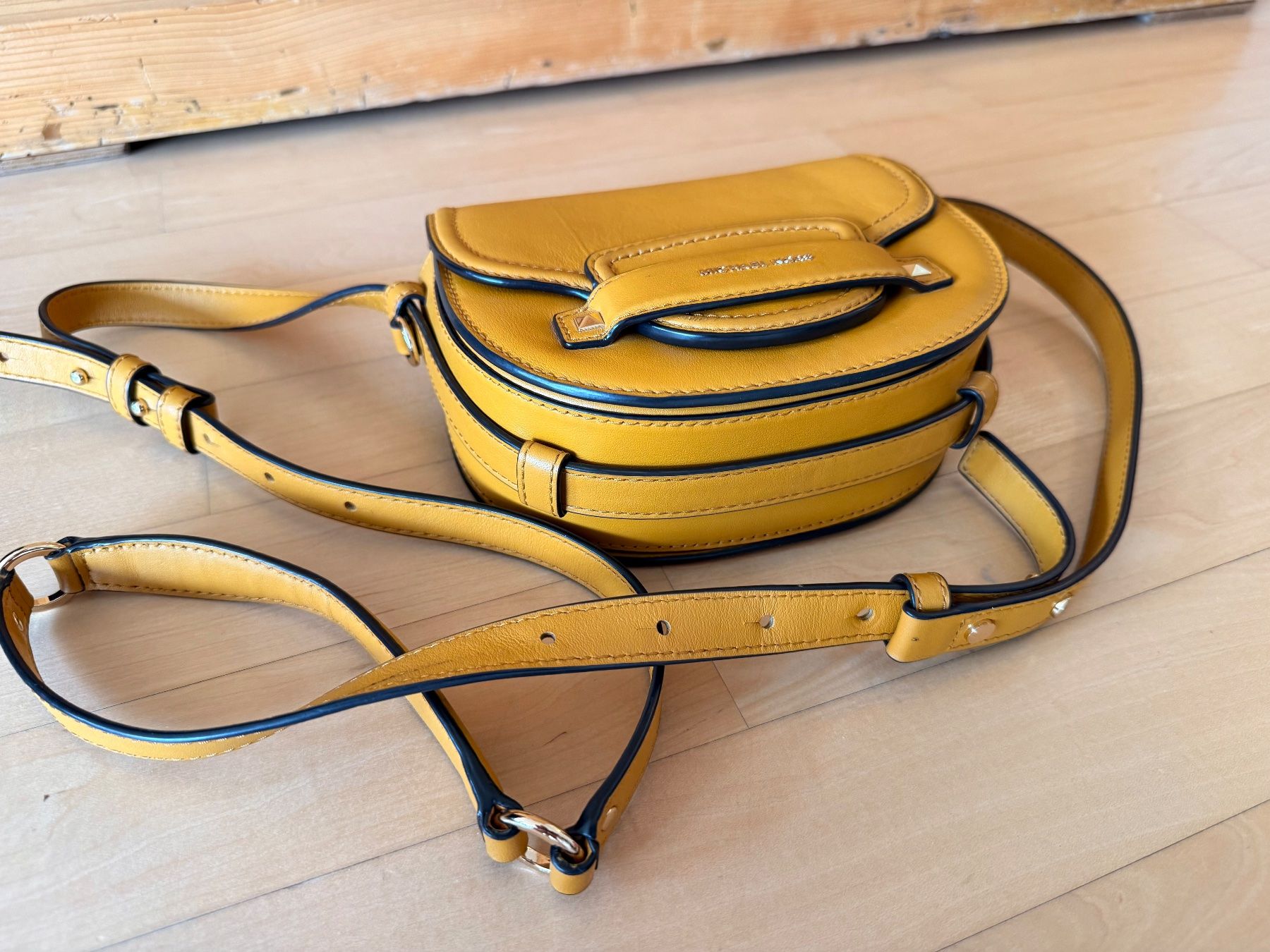 Michael Kors Taschen für Damen: Michael Kors Umhängetasche Ockergelb – Gebraucht aus Uster von Schangnau87 1