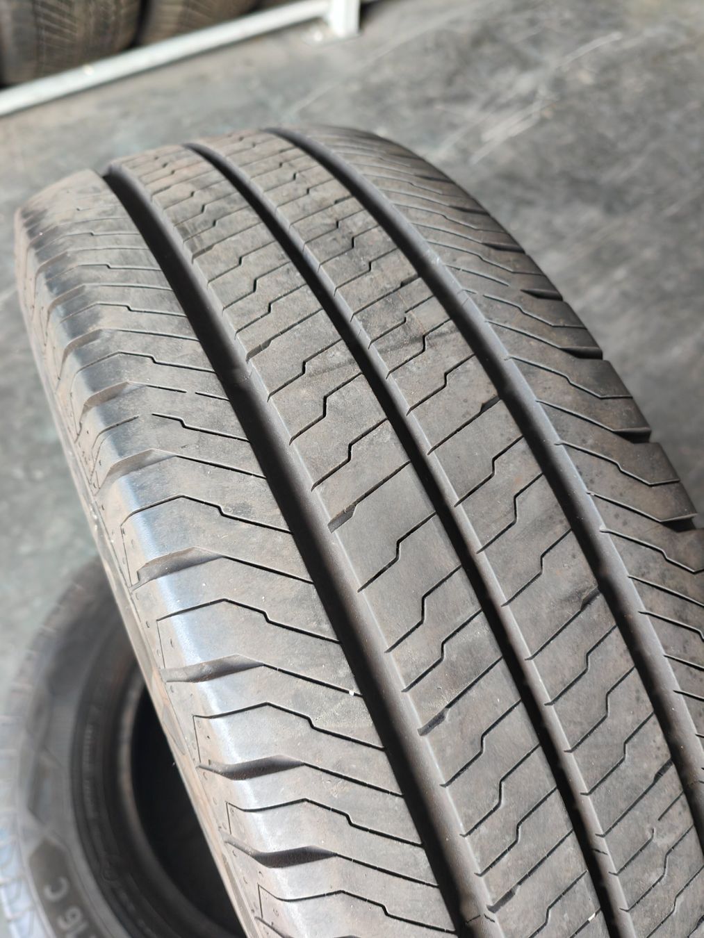 Continental Pneumatici & Ruote complete: Sommerreifen 215/65 R16 C – Usato da Oberengstringen venduto da Reifen-Lagerverkauf 4