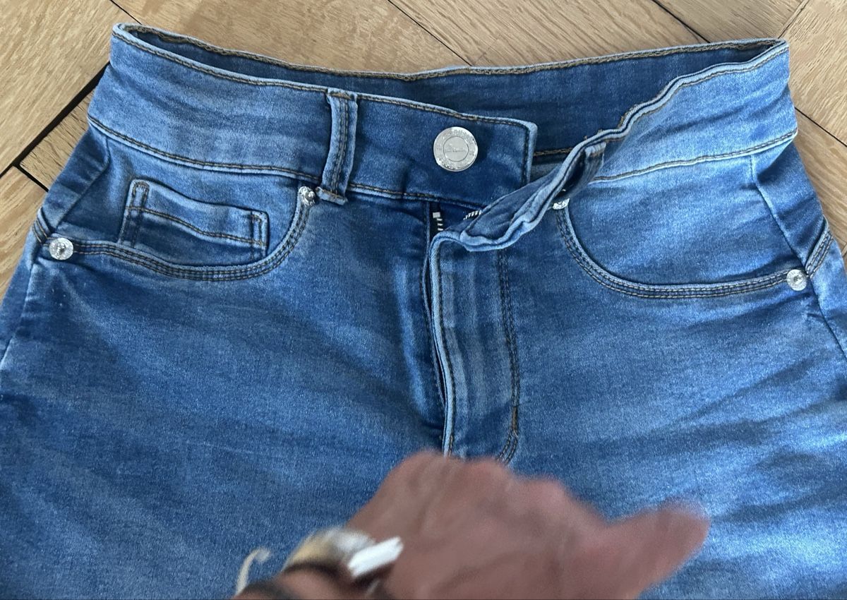 Pantalons: Short en Jean’s ado taille 152 – D'occasion à Neuchâtel par Yaya2020 1