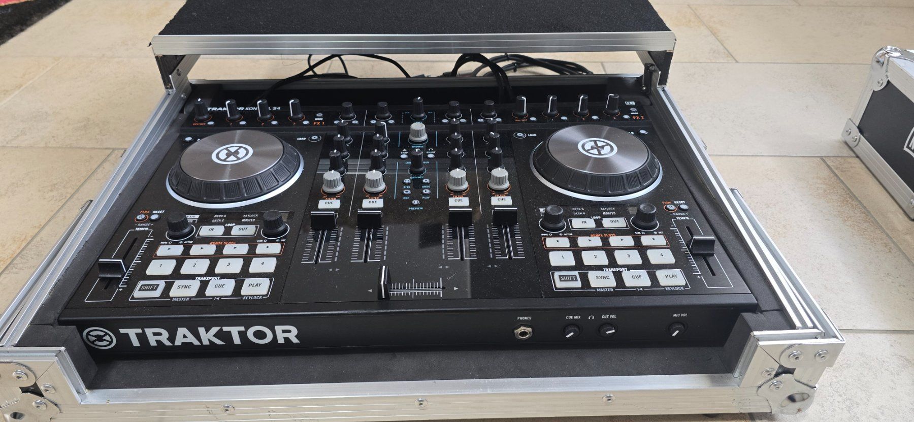 Traktor Console di mixaggio: Native Traktor Kontrol S4 MK2 mit passendem Case – Usato da Riederalp venduto da masuroto11 2