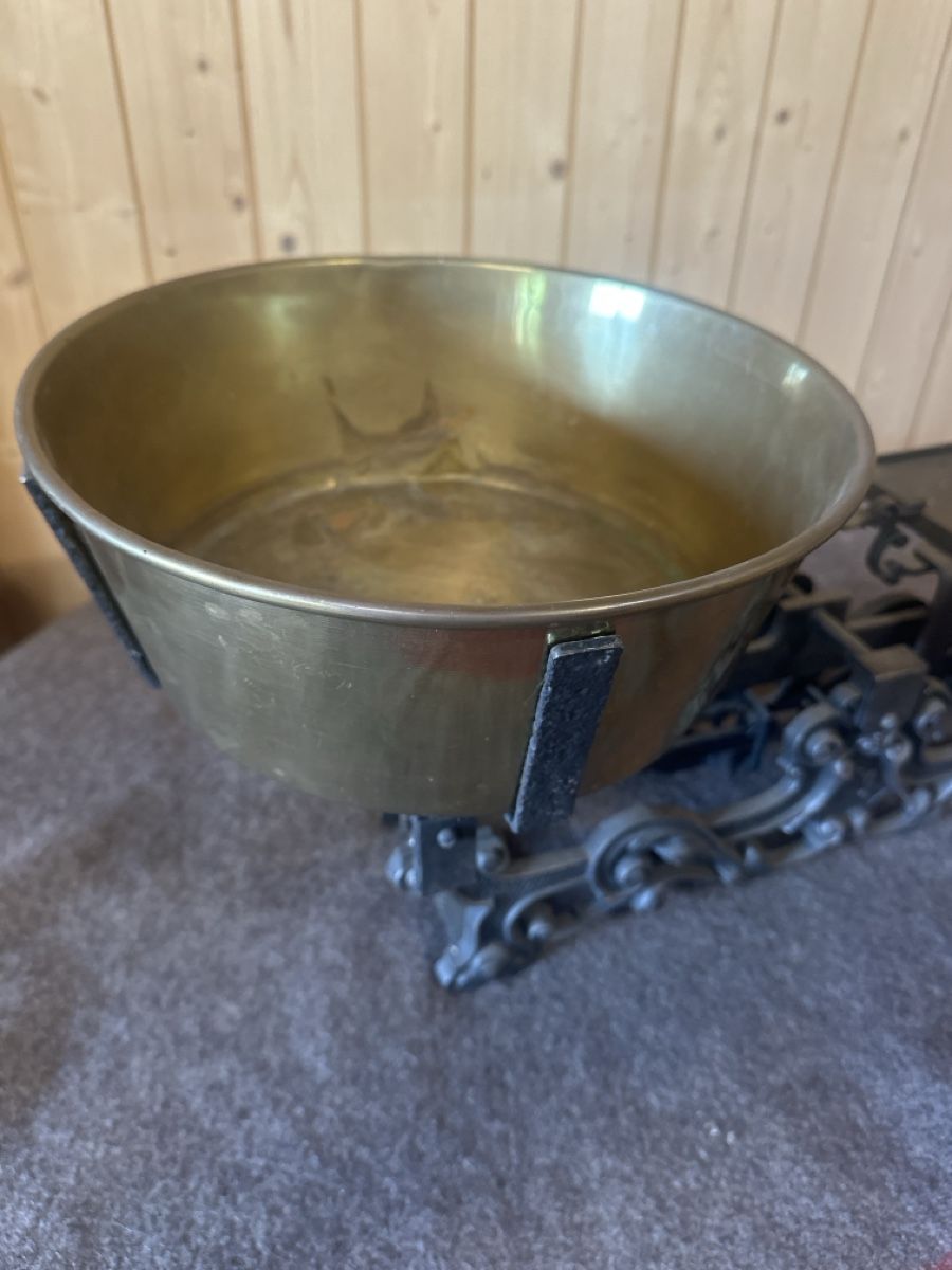 Bilance e pesi: Antike Küchenwaage mit Messing-Schale, 10kg – Usato da Baar venduto da Hillsboro 3