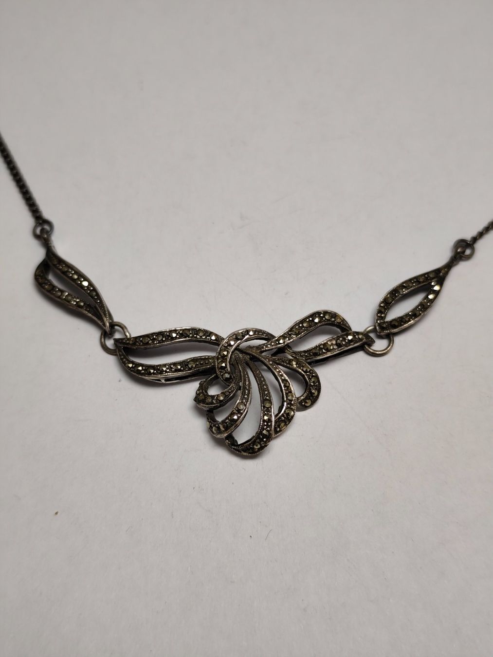 Catenine: Vintage Silber Collier mit Markasit Schleifen-Design #A8 – Usato da Châtelaine venduto da Tropic.Watch2