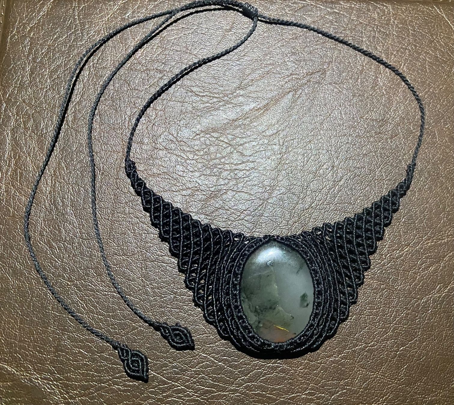 Catenine: Makramee Kette/Collier mit Seftonit – Nuovo (secondo la descrizione) da Pfäffikon ZH venduto da Emporos_42 1