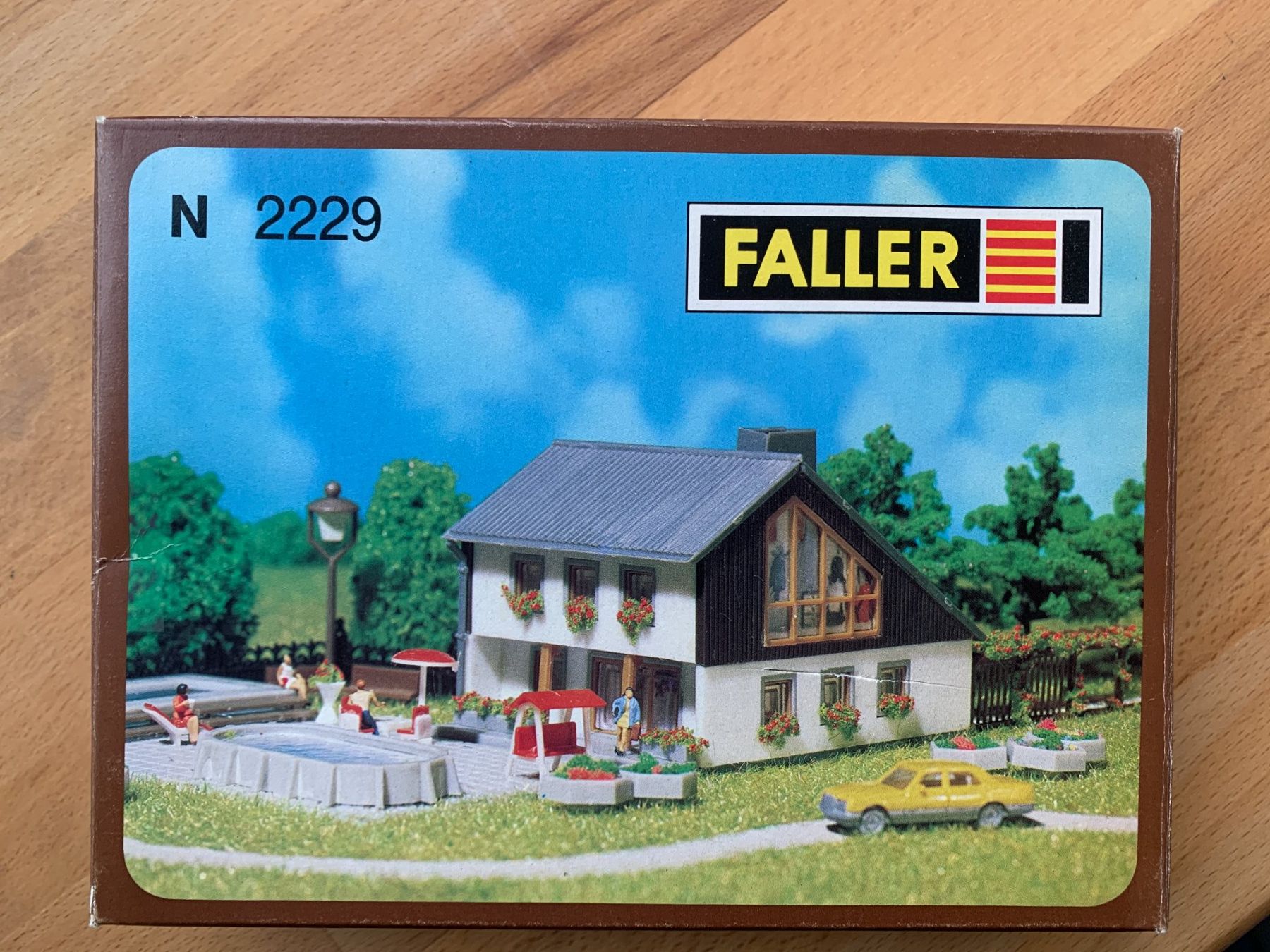 Faller Modellini di ferrovie: Einfamilienhaus mit Pool von Faller 2229 – Nuovo e nell'imballaggio originale da Belp venduto da capowiga