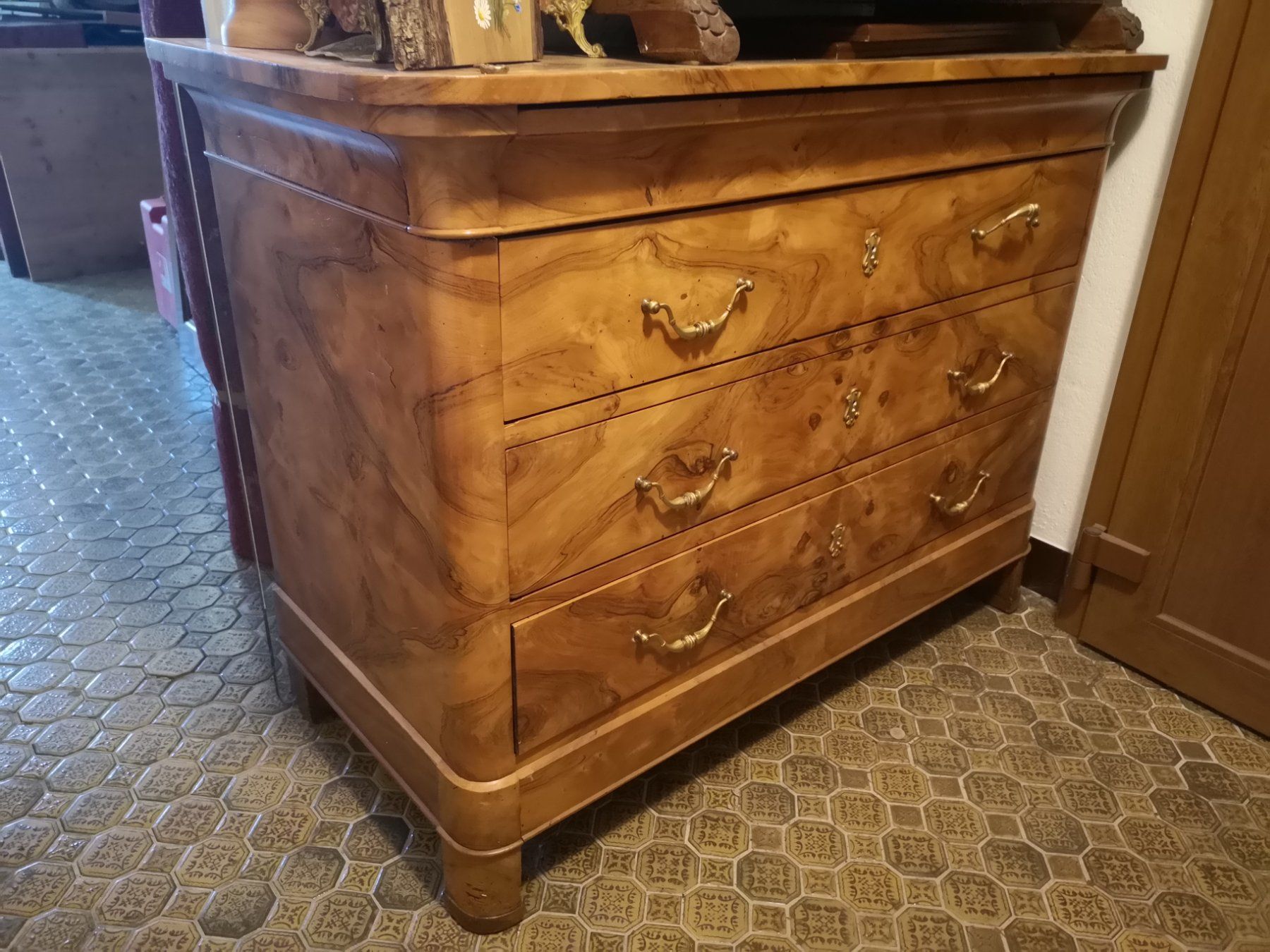 Cassettiere: Superbe commode massive ancienne – Usato da Conthey venduto da Cathlouz 1