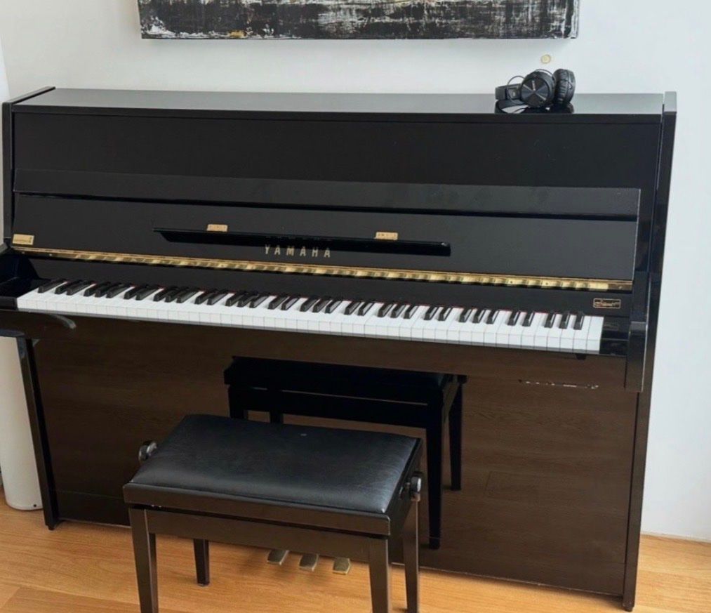 Yamaha Musikinstrumente: Klavier Yamaha mit Silent Funktion, mit Hocker – Gebraucht aus Baar von Famaventures 1