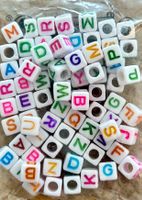 Bastelperlen Buchstaben Würfelform bunt, 100 Stück