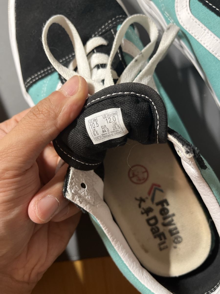 Scarpe da uomo: Turquoise & Black Canvas Sneakers - Size EU44 – Usato da Vevey venduto da jia_x2w7 1