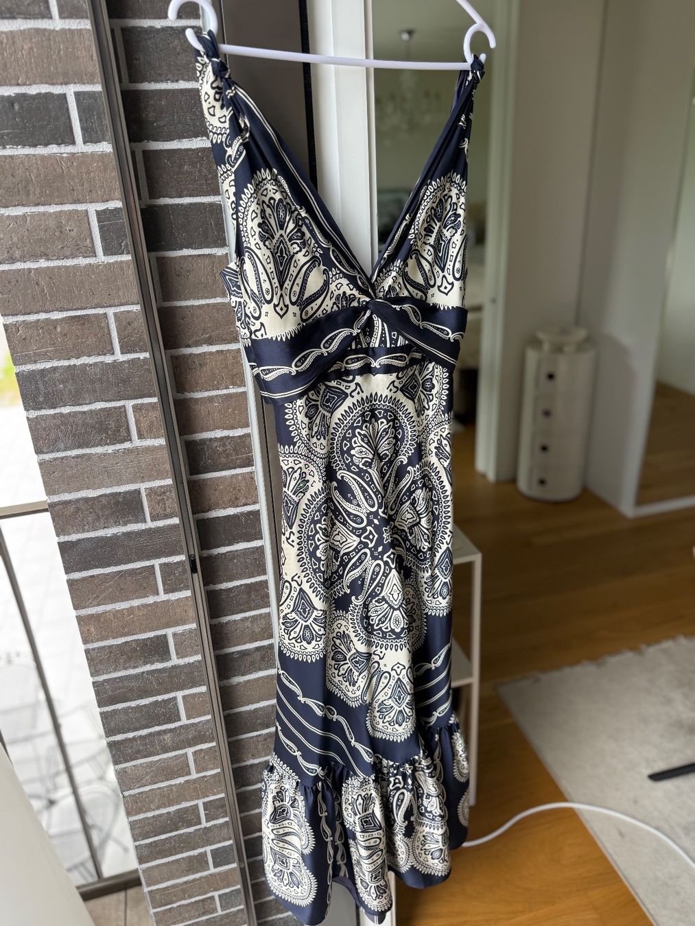 Sandro Vestiti: SANDRO Seidenkleid (S / 36) – Usato da Horgen venduto da prelovedzh