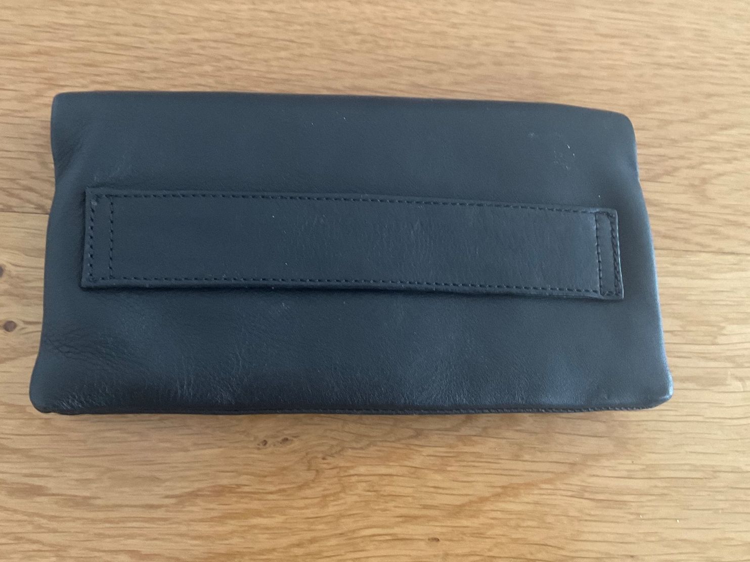 Borse da donna: ASH Schwarze Leder Clutch mit Nieten Design – Usato da Zufikon venduto da AGLAOPHOTIS 1
