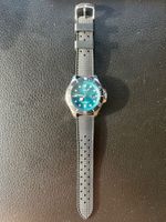 Timex cadran turquoise, bracelet noir, élégante!