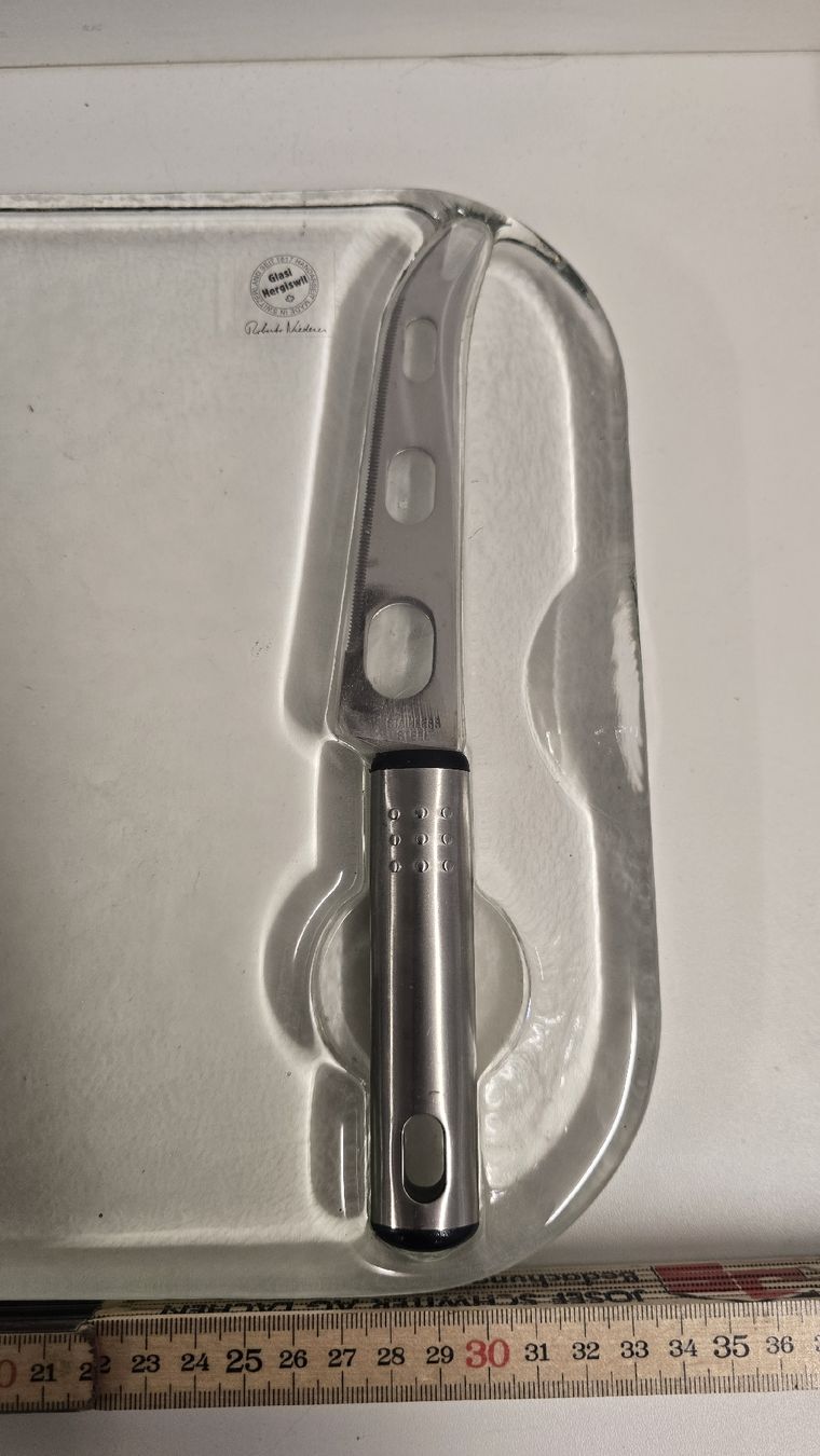 Glasi Hergiswil Piatti di portata: Servierplatte mit Messer Glasi Hergiswil – Usato da Tuggen venduto da Santasbag 2