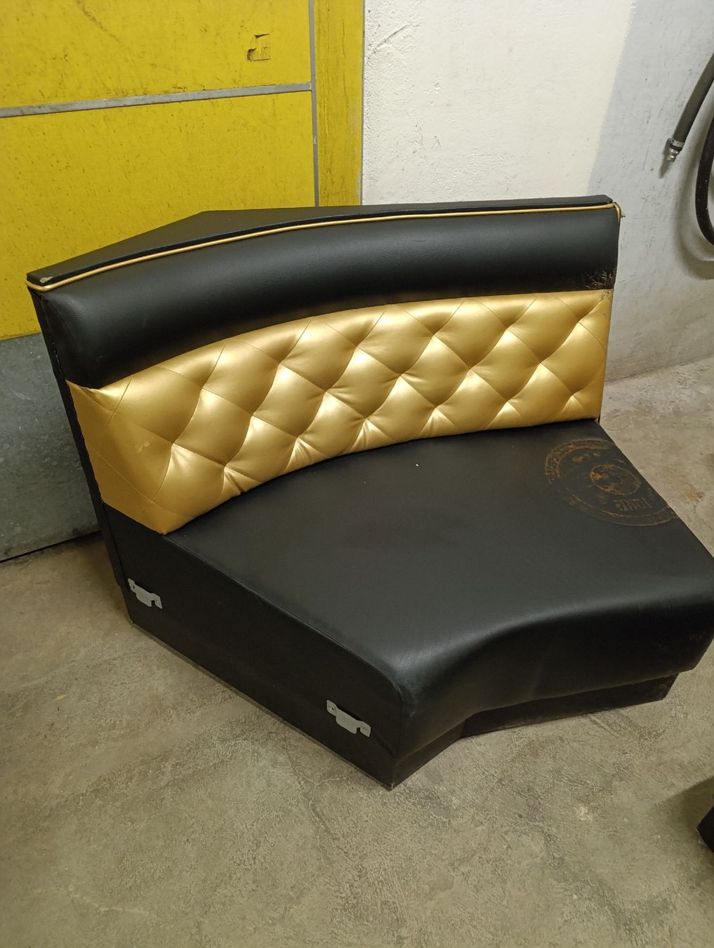 Sofas: Sofa Teil einer riesen Lounge – Défectueux à Romanshorn par dav_h2lv