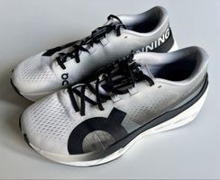 On Running Cloudboom Max Schuhe weiss/schwarz Grösse 44