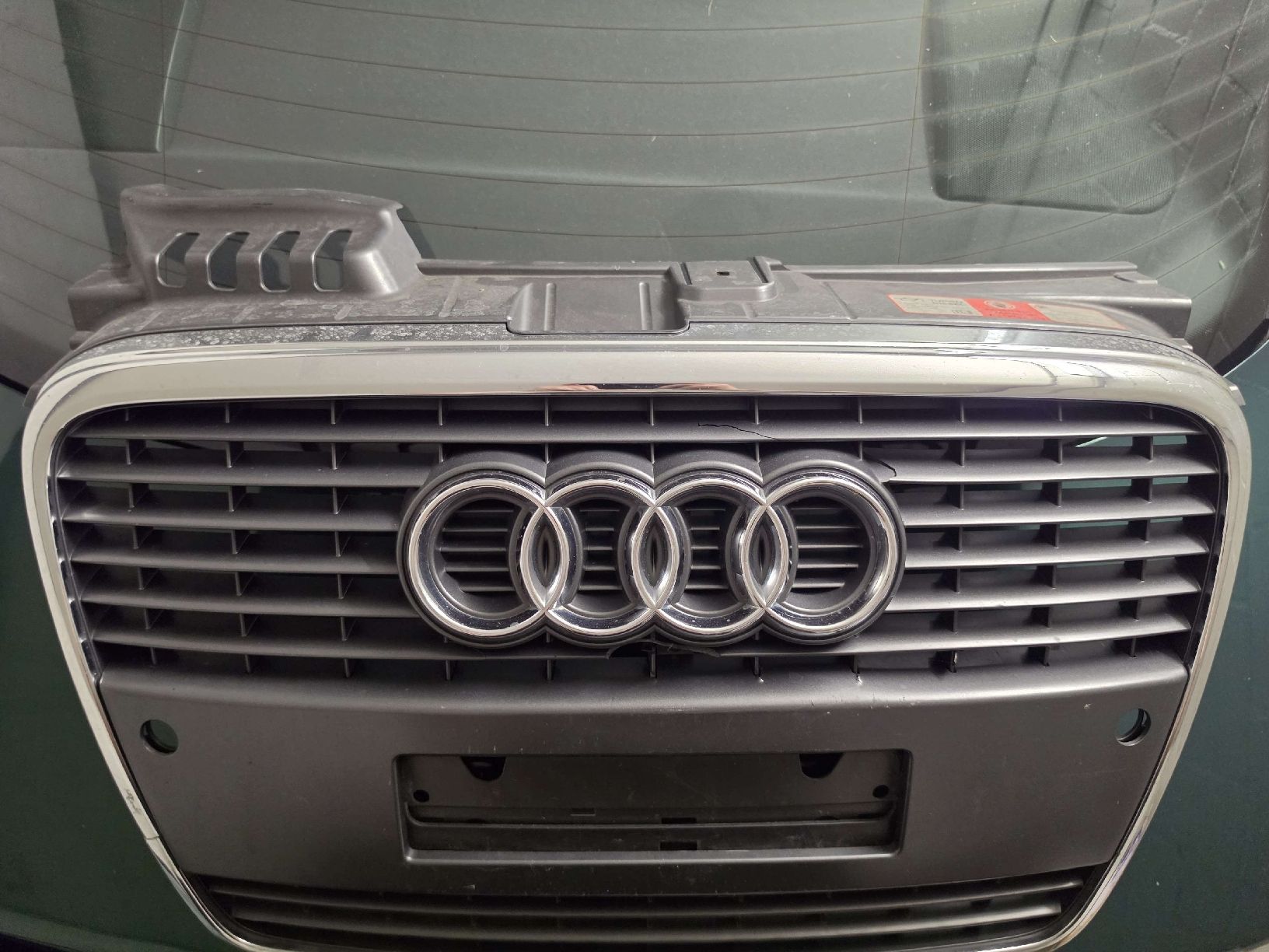 Audi Tutti pezzi di ricambio auto: Audi A4 Avant B7 Kühlergrill  – Usato da Lenzburg venduto da hea_7t6c