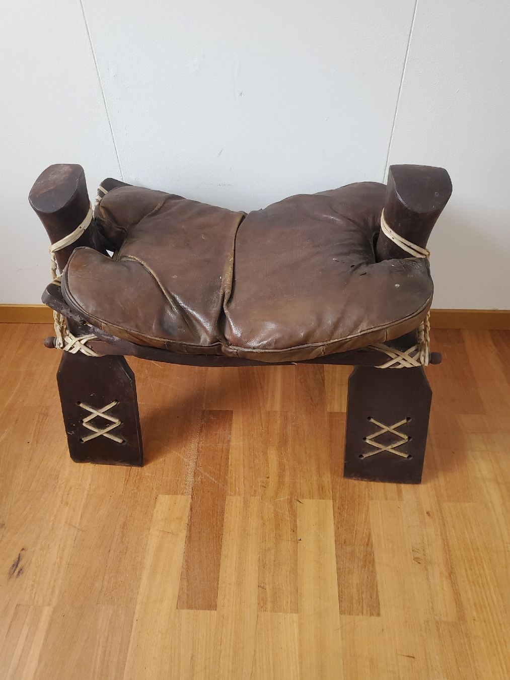 Sgabelli: Schöner Kamelhöcker, sehr bequem, Leder & Holz – Usato da Einsiedeln venduto da high5 4