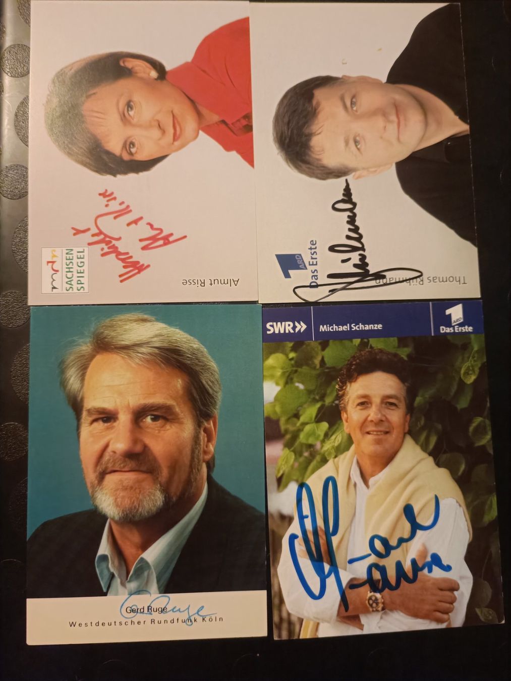 Autogramme: TV Mix - 4 signierte Autogrammkarten - Set 2 – Gebraucht aus Menziken von Artographs