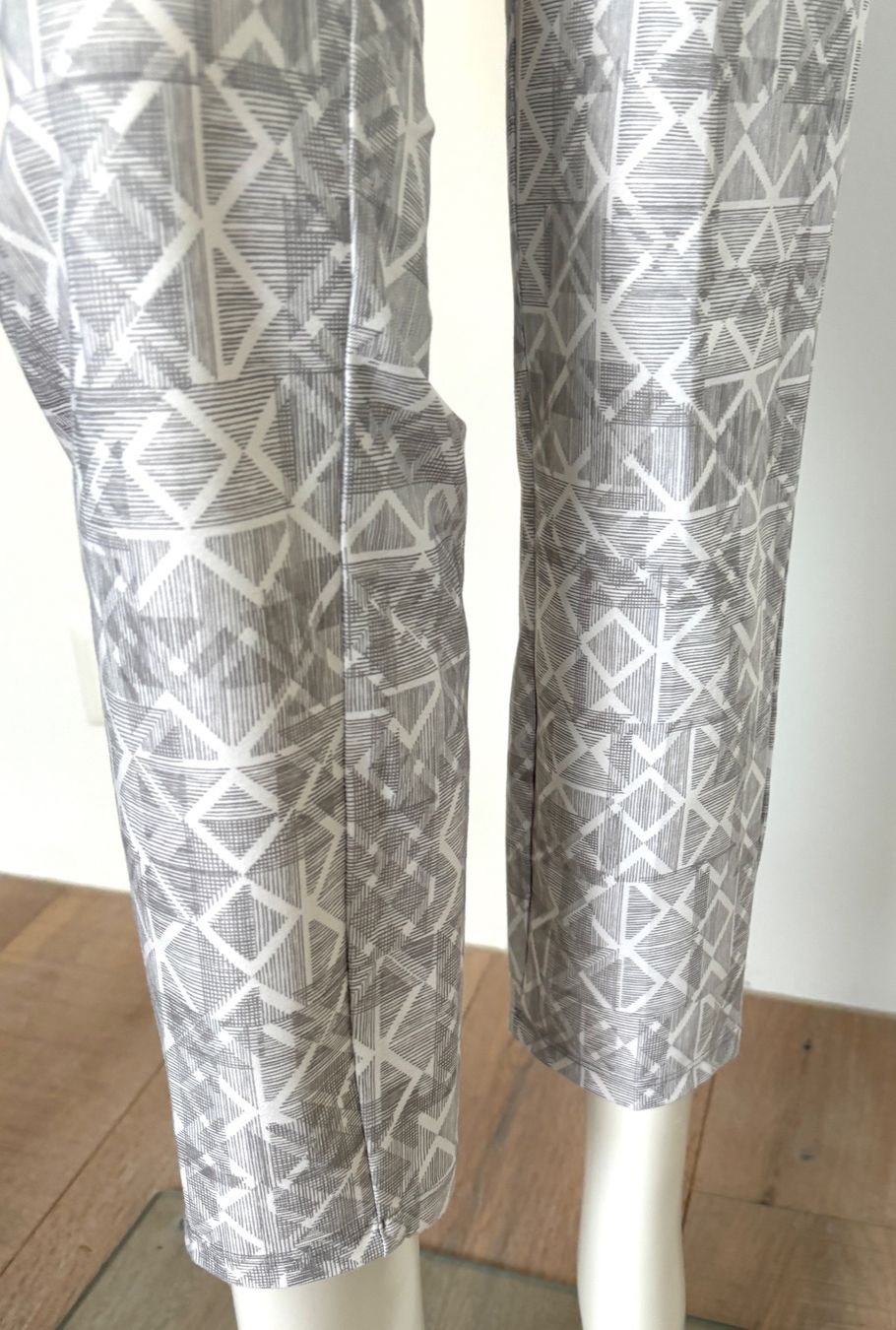 Adidas Pantaloni: ADIDAS Hose grau weiss Stretch elastisch formstabil - EU S – Usato da Bottmingen venduto da Merkur_Basel 4