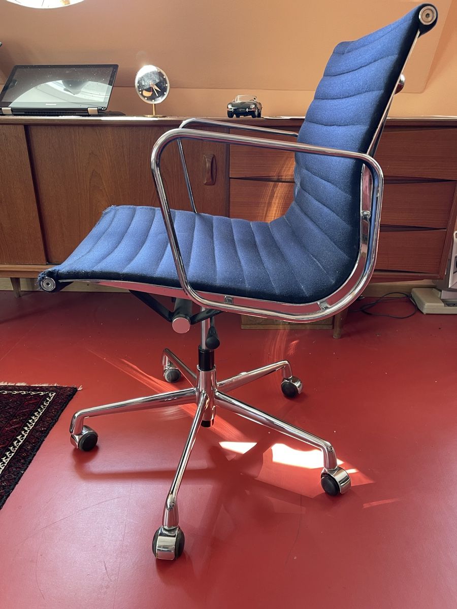 Stühle: Bürostuhl dunkelblau mit Rollen gebraucht – Gebraucht aus Zürich von Helben 3