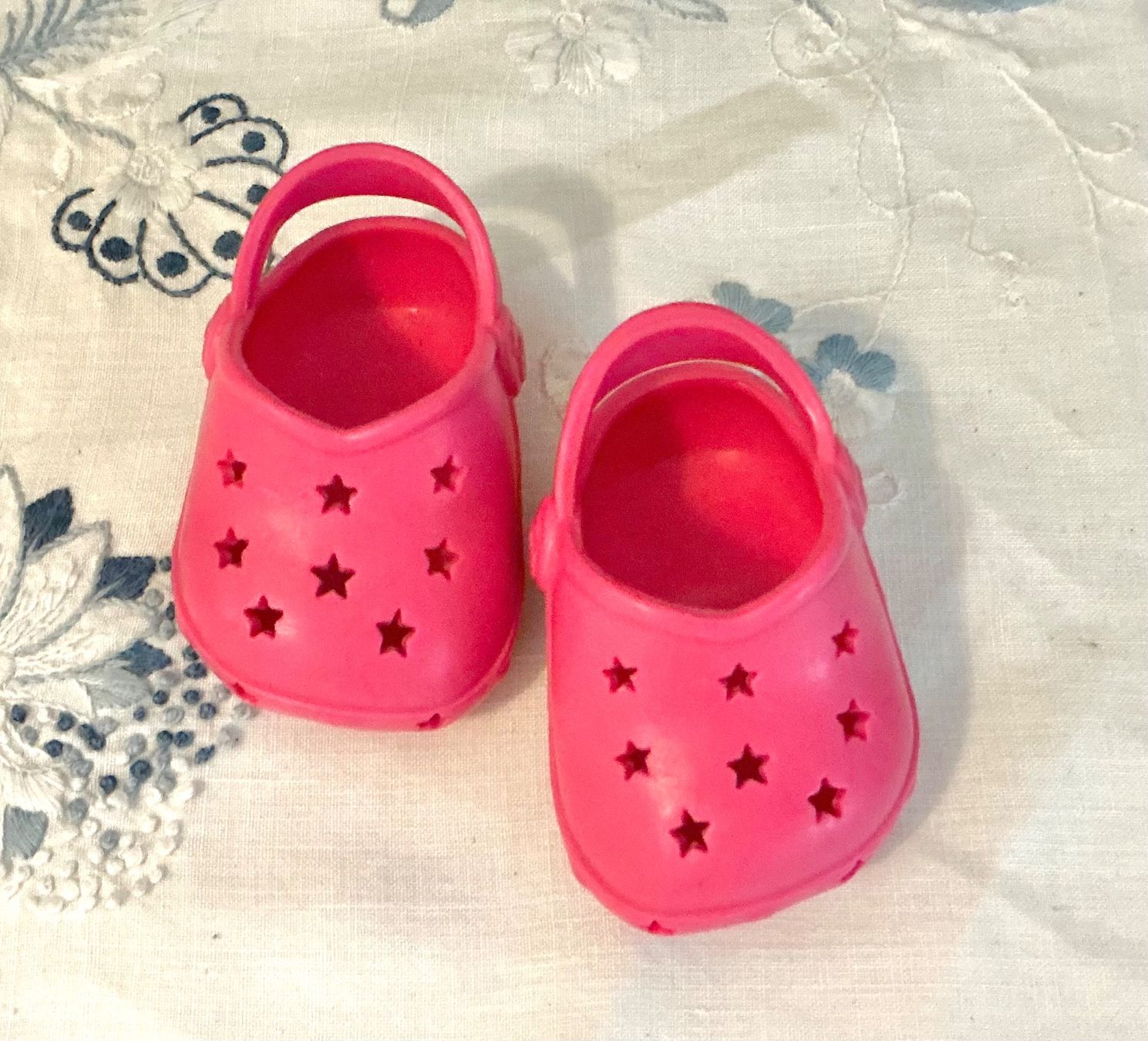 Poupées: ÄLTERE PUPPEN CROCS – D'occasion à Zell LU par Silvermemory