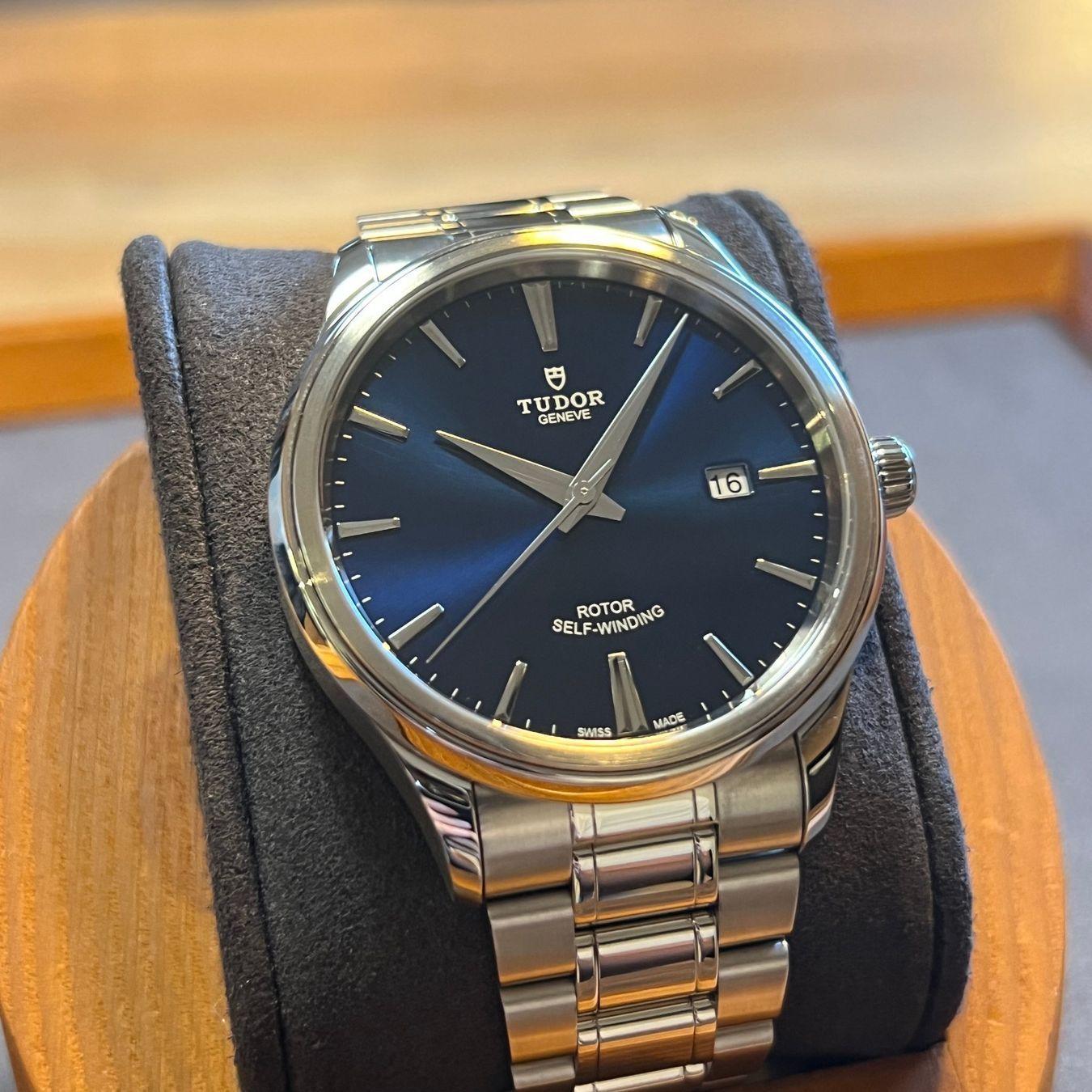 Tudor Montres: FLASH SALE Tudor Style Automatic Date Blue Dial 12700 – D'occasion à Carouge GE par Watchaser 1
