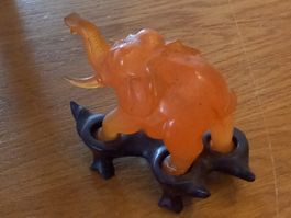 Éléphant sur son socle en bois