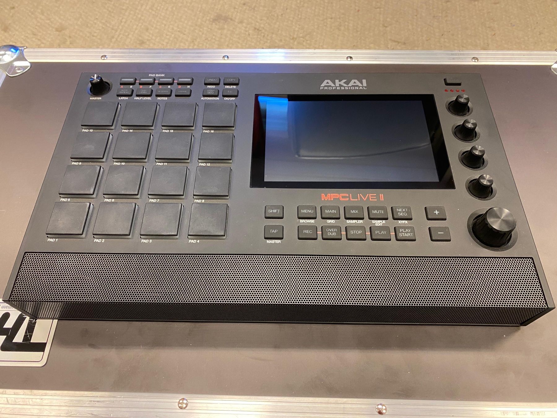 Akai Strumenti musicali: MPC Live II + SSD 500GB + Magma Case + Stand + MPC Pro Pack – Nuovo (secondo la descrizione) da fribourg venduto da sylvain98