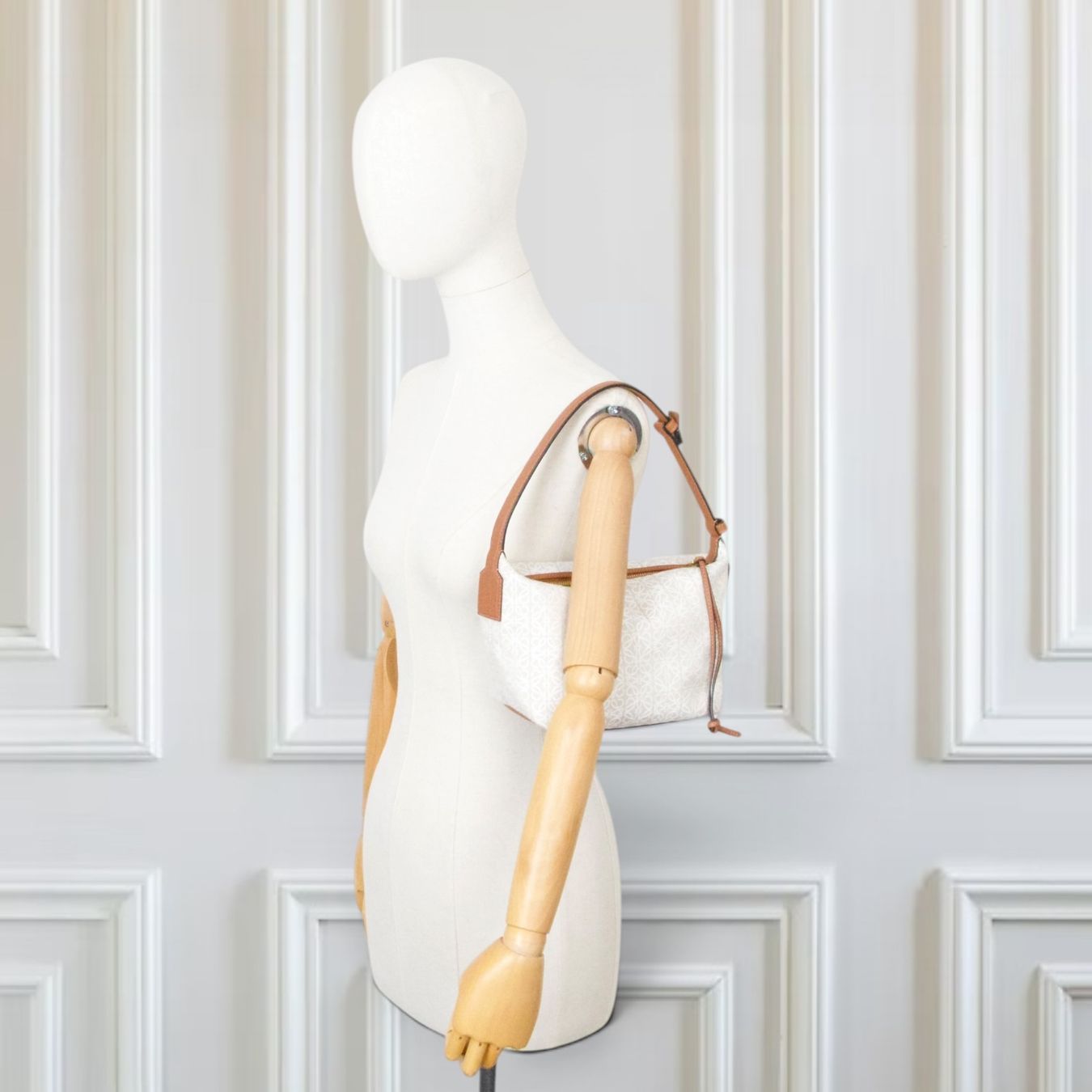 Loewe Borse da donna: Loewe Cubi Anagram beige – Usato da Binningen venduto da Designerlabels 2