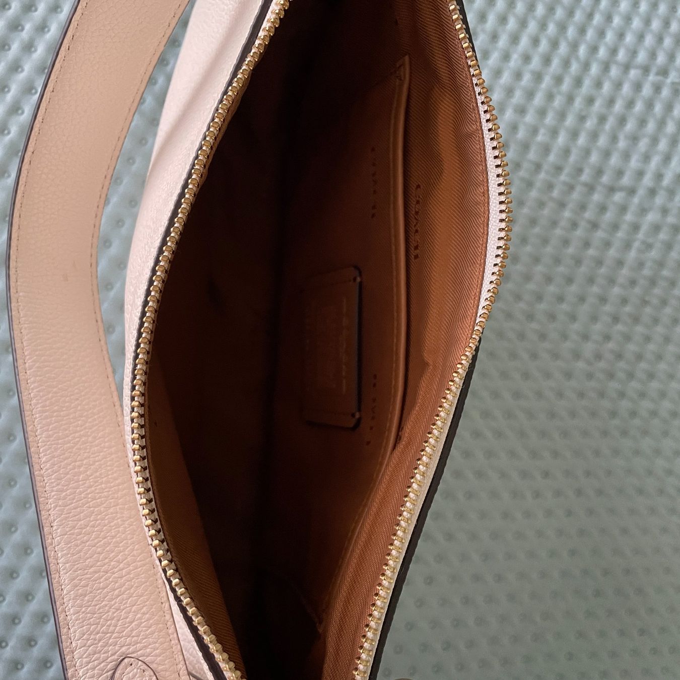 Coach Borse da donna: Schultertasche Coach in hellem beige – Usato da Muttenz venduto da einfach-schoen 3