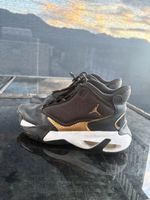 Scarpe Jordan nere e oro modello sportivo usato