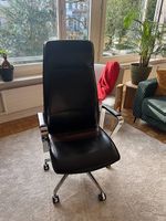 Dunkelbrauner Lederstuhl / Dark brown leather chair /Digitec