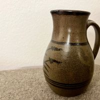 Rustikaler Keramik Krug, braun schwarz, handbemalt