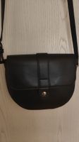 Schwarze Handtasche, mit leicht zu reparierendem Defekt