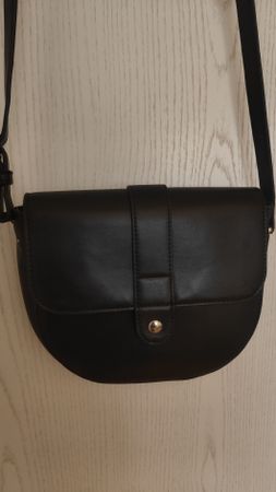 Schwarze Handtasche, mit leicht zu reparierendem Defekt