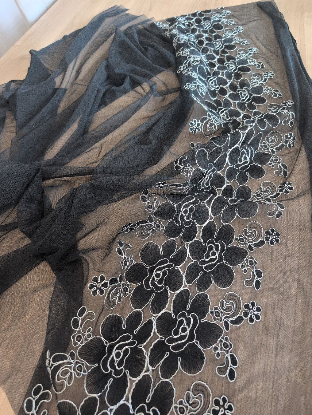 Stoffe: Stoff mit Blumenstickerei schwarz/silber – Neu (gemäss Beschreibung) aus Frauenfeld von syre01 3