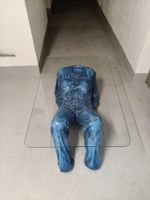 Couchtisch - Skulptur Jeans - Glasplatte - guter Zustand