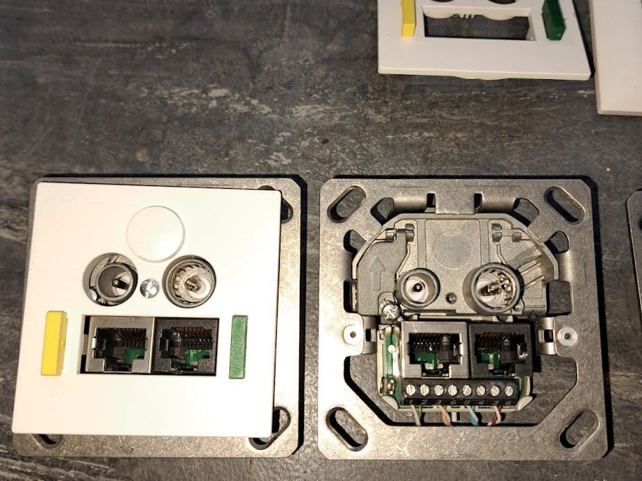 Stecker: Multimedia-Unterputzdosen – Gebraucht aus Sargans von Bomp 1